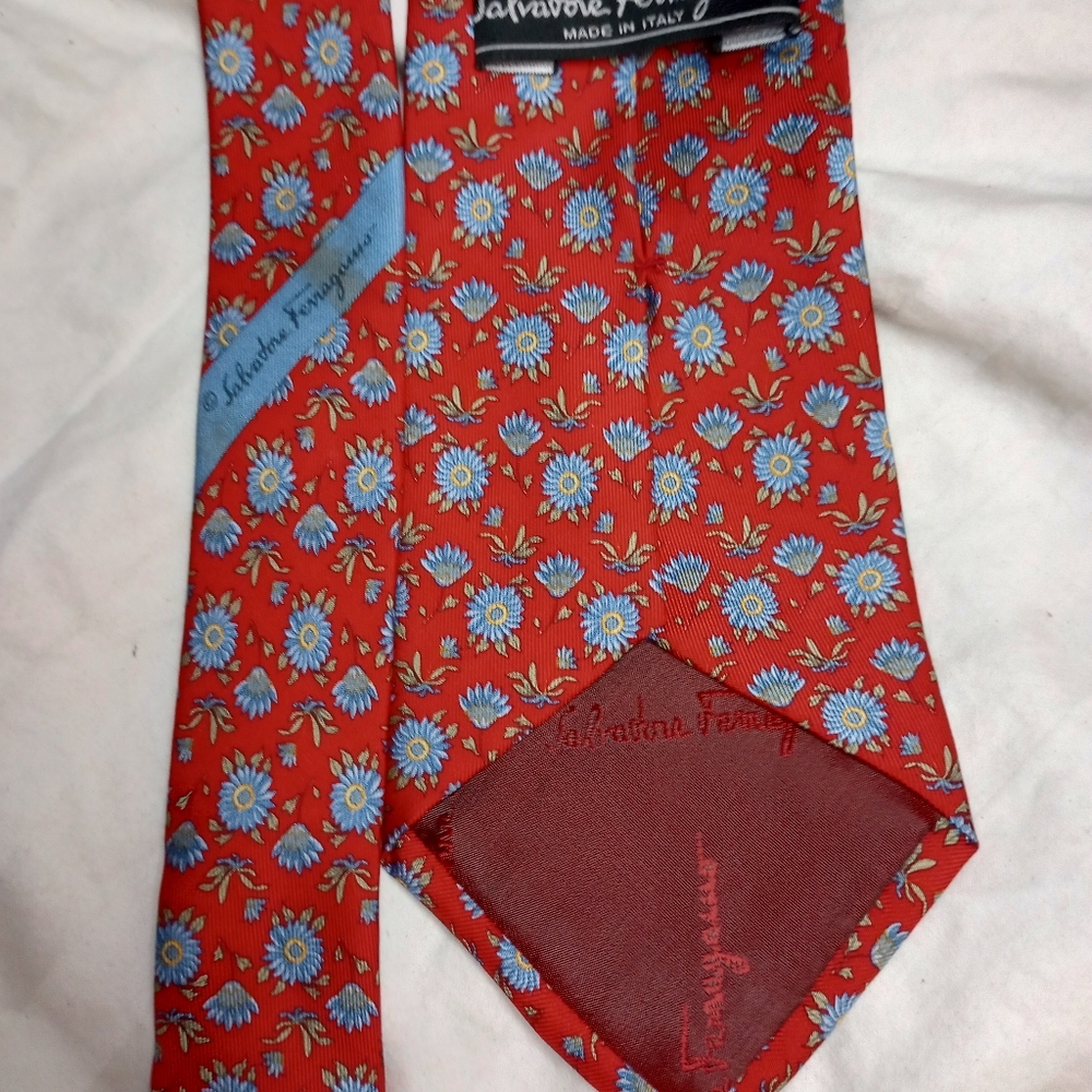 Salvatore Ferragamo 100% Silk Blue flowers Red Tie Excellent Condition - Picture 3 of 4